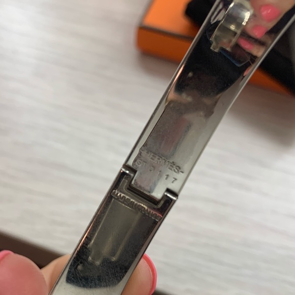 ** MAKE AN OFFER** Hermes Clic H Bracelet White PM - Picture 3 of 7